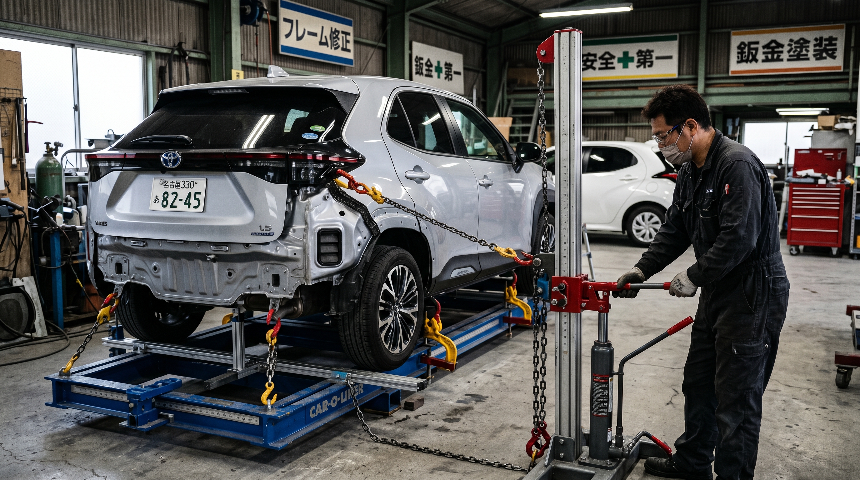 Car-O-Linerフレーム修正機でヤリスクロスのサイドメンバーを修正中 — 局部アンカリングによる引き出し作業