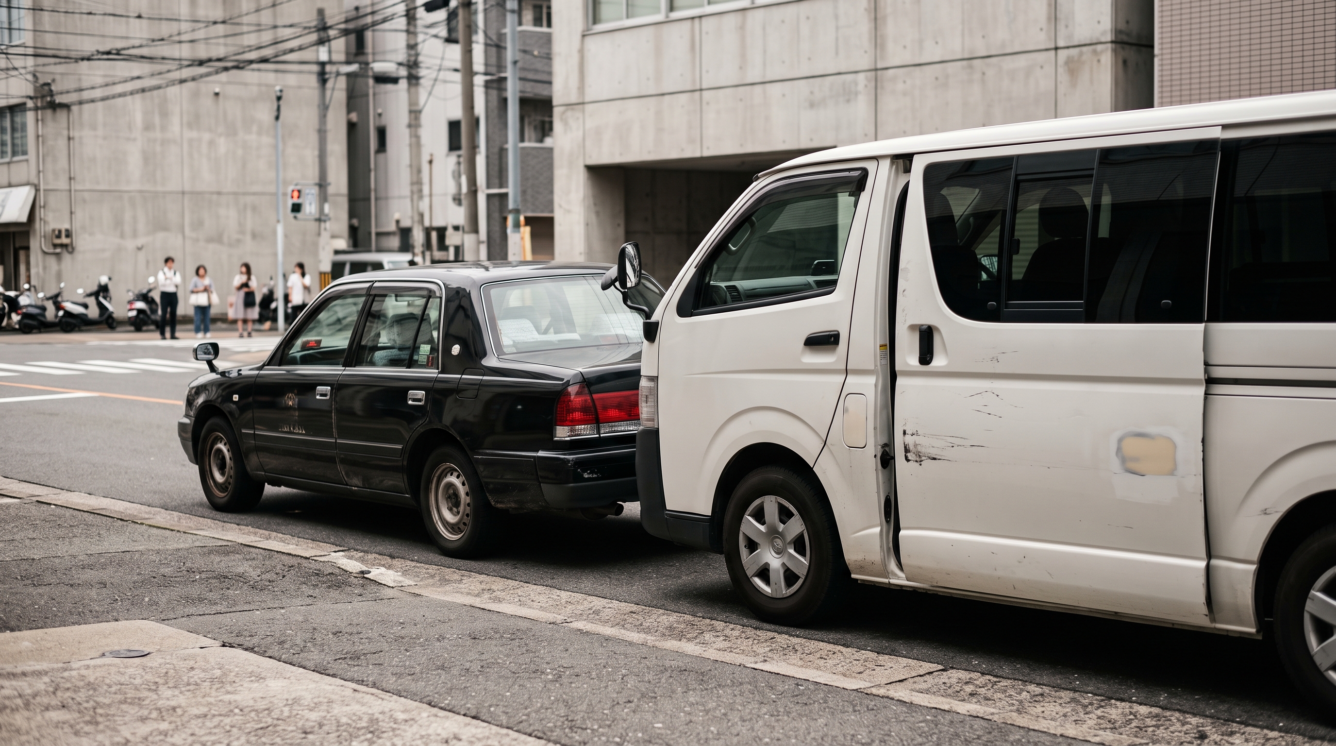 日中稼働中のタクシーと介護送迎車のイメージ — 「修理の隙がない」高稼働法人車両の課題を表す